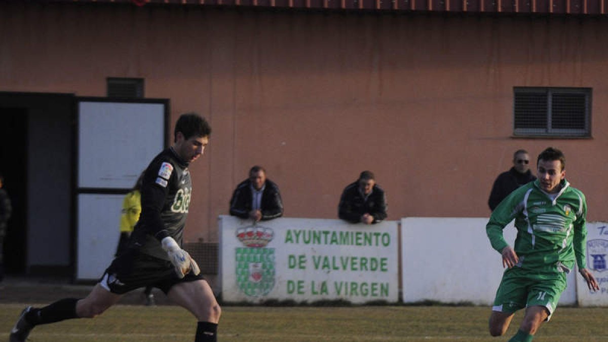 Néstor (i), el mejor de la Deportiva, despeja ante Luisfe.