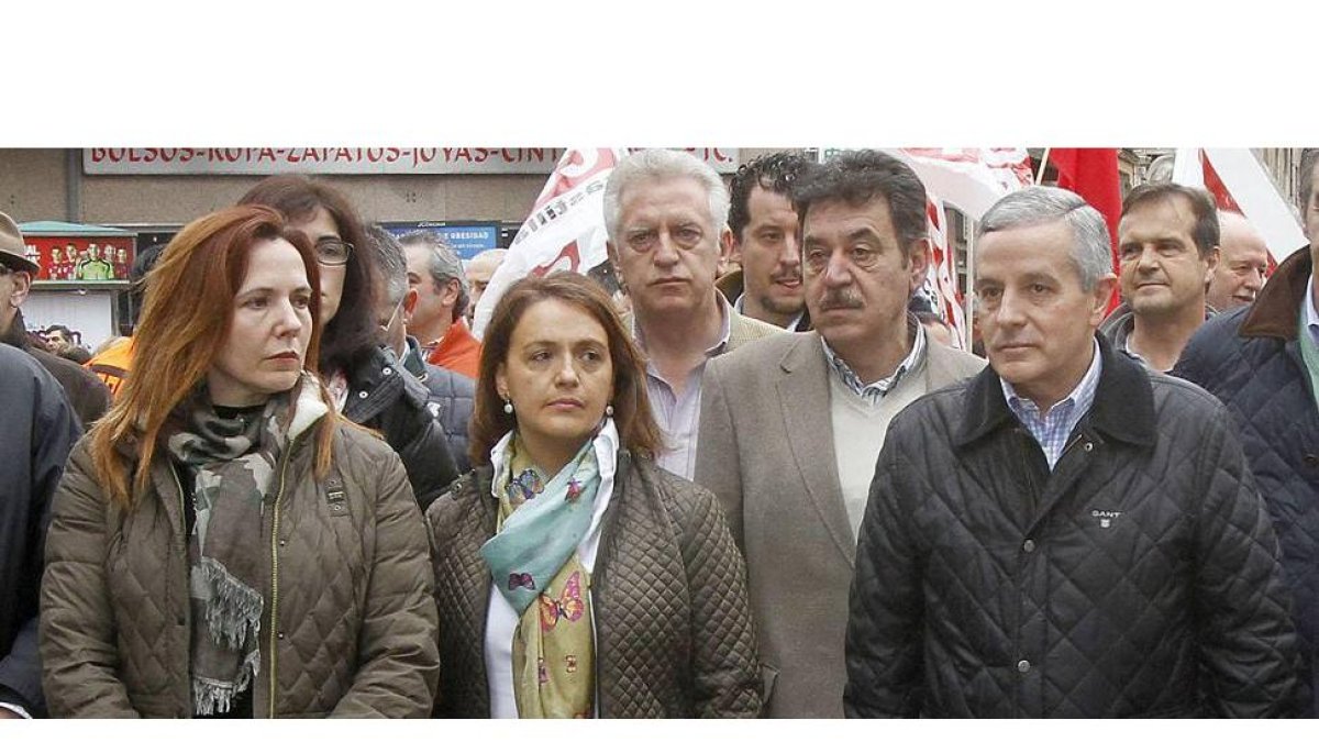 La concejala Nuria Lesmes junto al alcalde de León en la manifestación del tren. A la izquierda, la concejala María José Álvarez Casáis