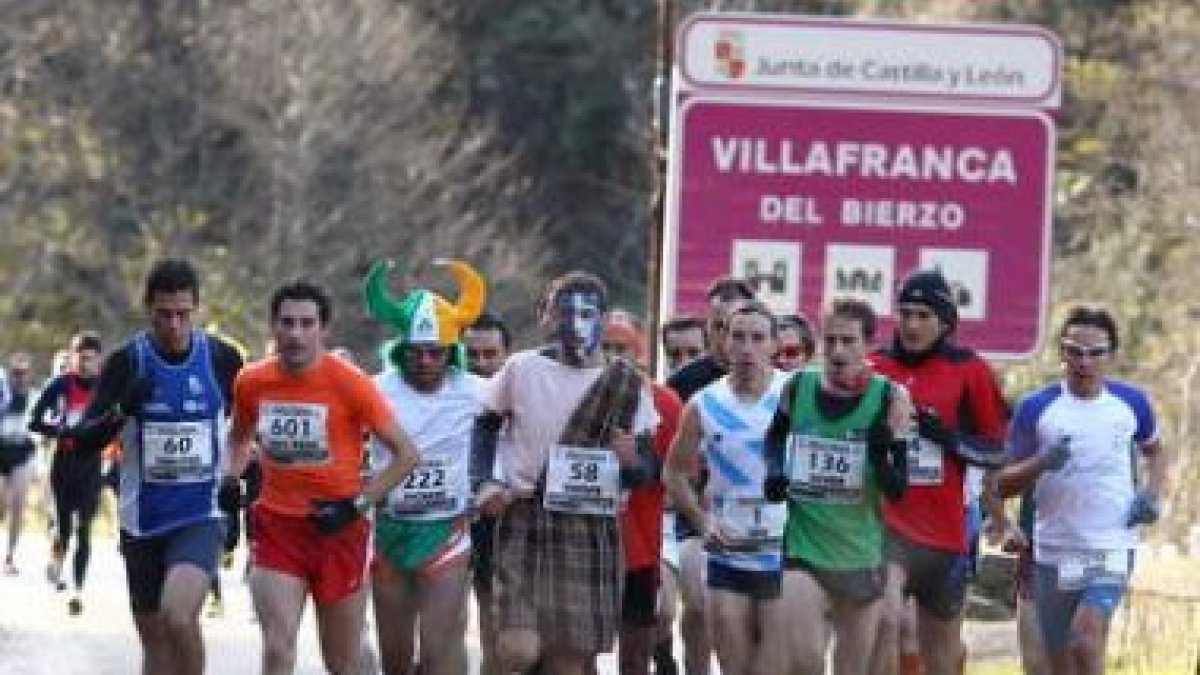 Alejandro Martínez, segundo por la derecha, con el grupo a la salida de Villafranca.