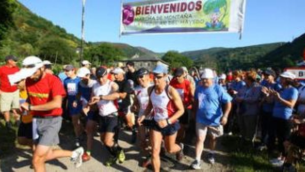 Alrededor de doscientos cincuenta participantes tomaron la salida desde Busmayor poco después de las