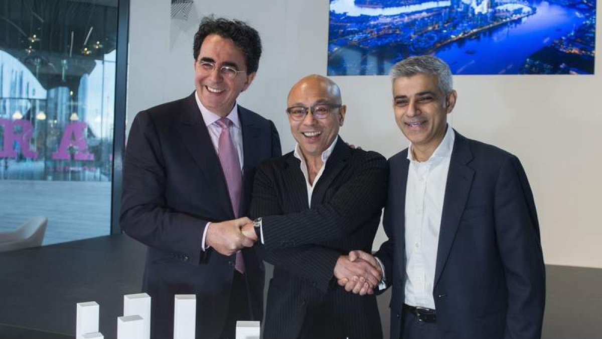 Santiago Calatrava, Sammy Lee, vicepresidente de Knight Dragon y el alcalde de Londres, Sadiq Khan. WILL OLIVER