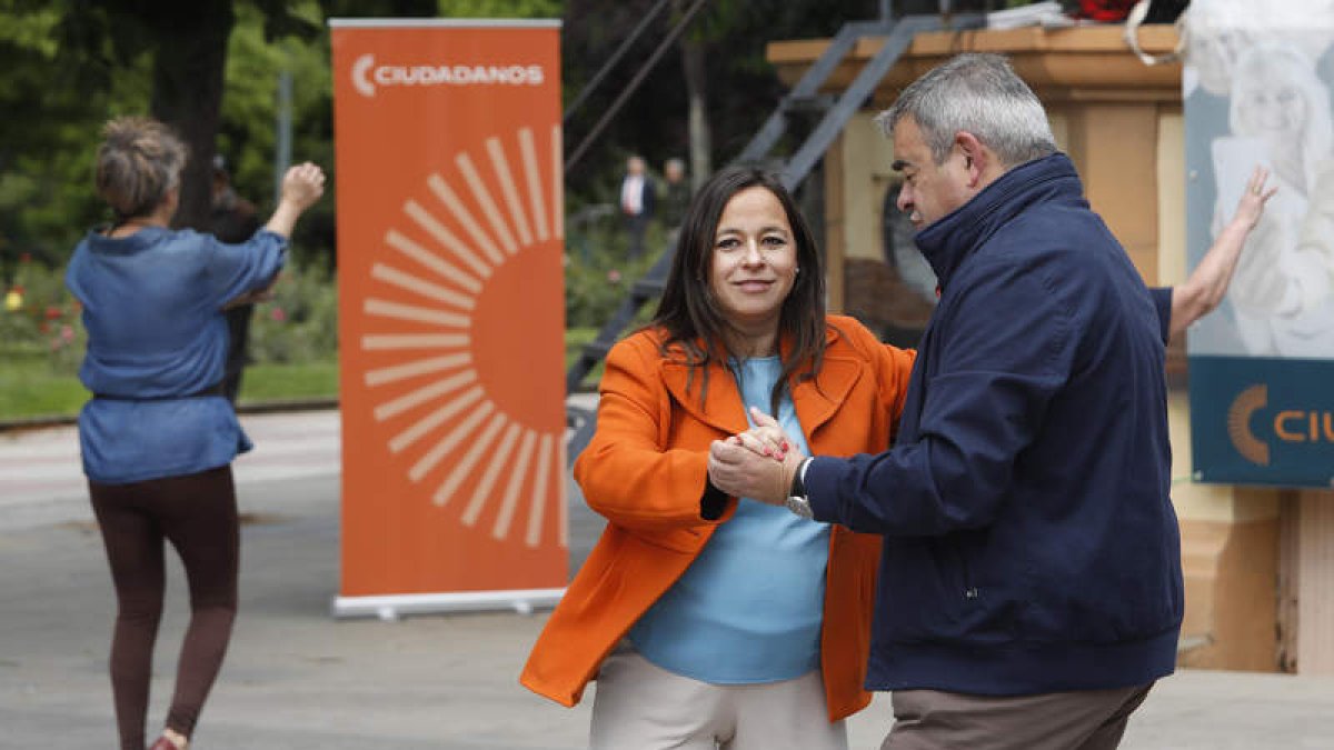 Gemma Villarroel con Justo Fernández en el baile vermú organizado en La Condesa. FERNANDO OTERO