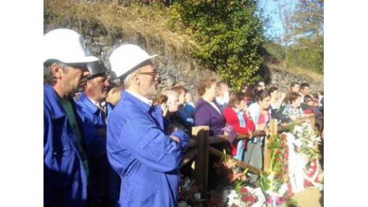 La emoción sigue latente entre los vecinos treinta años después del fatal accidente.