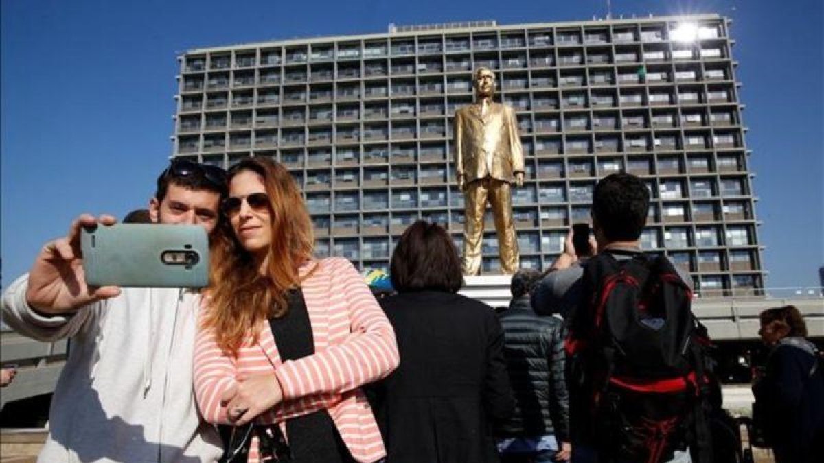 Estatua del primer ministro israelí Benjamin Netanyahu derribada en Tel Aviv.