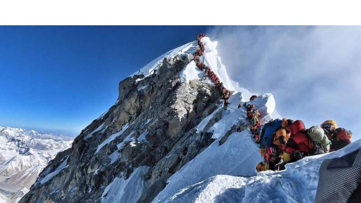 Colas y esperas para coronar la cima del Everest, una singular imagen de una montaña hasta hace poco inaccesible. AFP