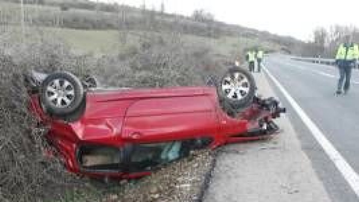 Imagen de un coche que volcó ayer tarde, en San Cipriano de Rueda