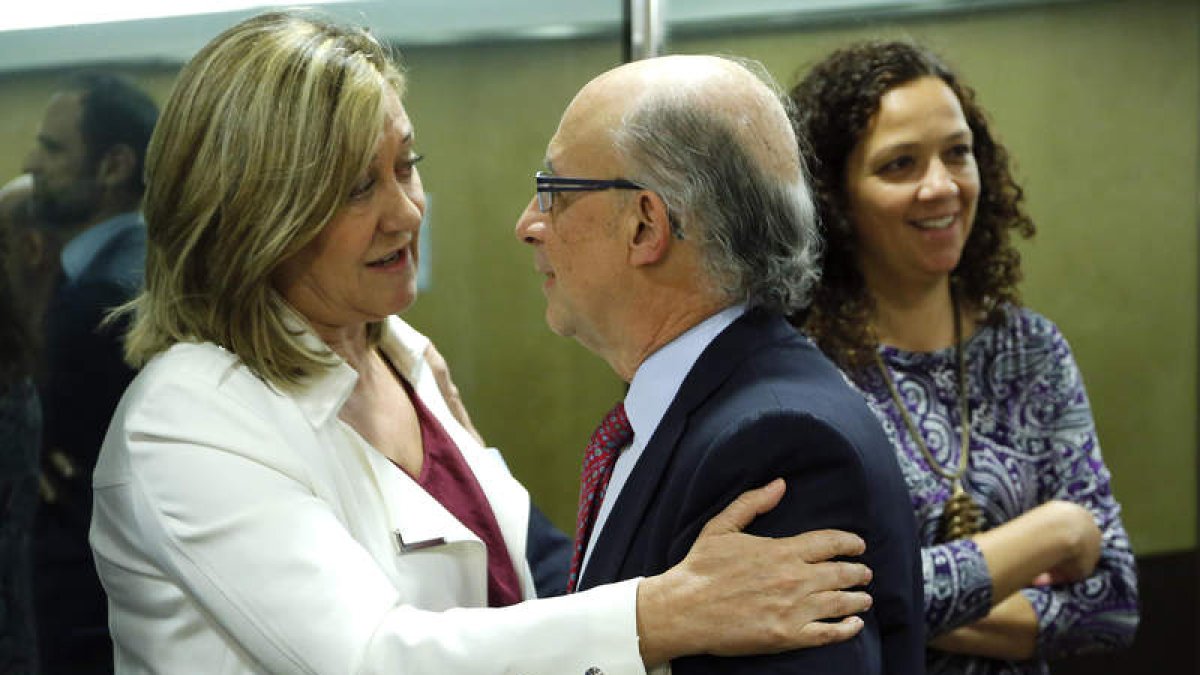 Pilar del Olmo saluda al ministro Montoro. RAQUEL P. VIECO