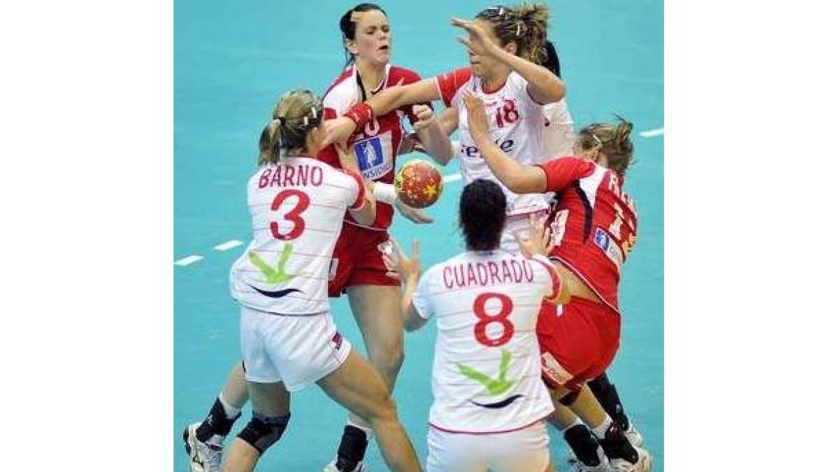 Las españolas y las noruegas se disputan un balón.