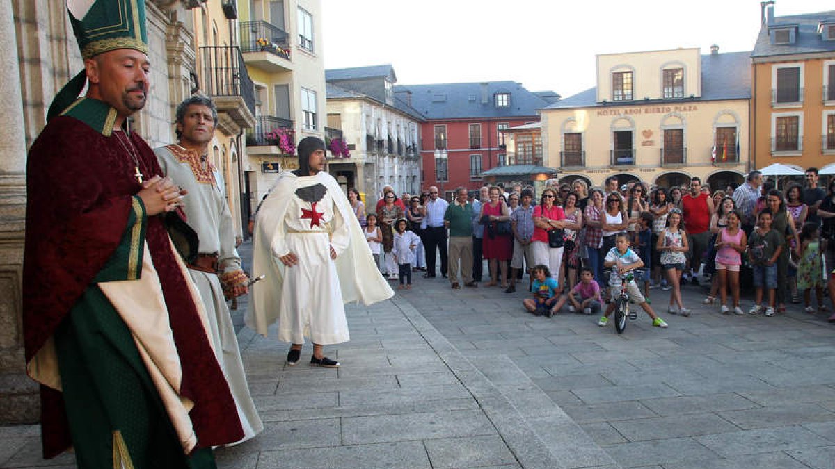 Actores y público al comienzo de la visita teatralizada en la plaza del Ayuntamiento.