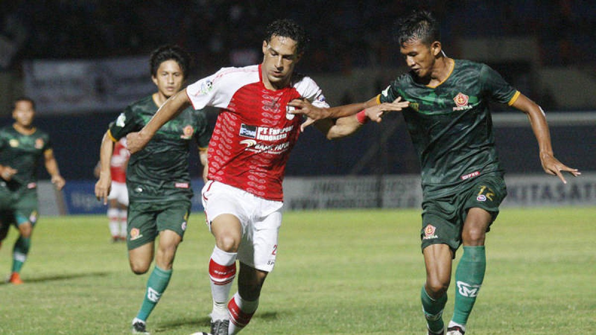 Addison, a la izquierda, con la elástica del Persipura Jayapura indonesio, su anterior equipo. DL
