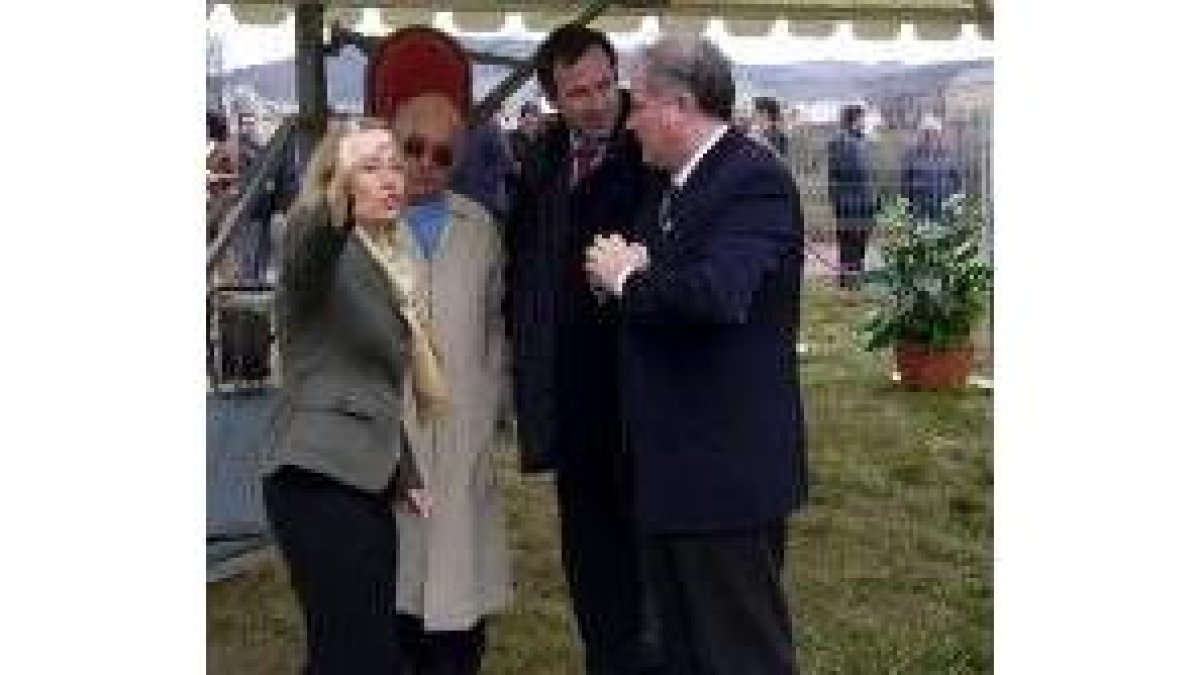Amparo Valcarce junto al alcalde de Fabero en una foto de archivo
