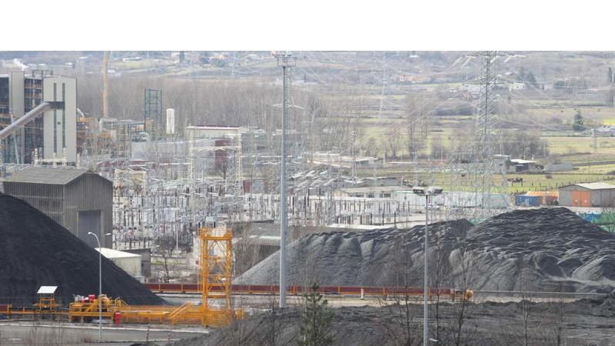 El Ayuntamiento de Cubillos del Sil recibía al año de la térmica, sólo del IBI, 1,4 millones de euros, a lo que sumaba el IAE. ANA F. BARREDO