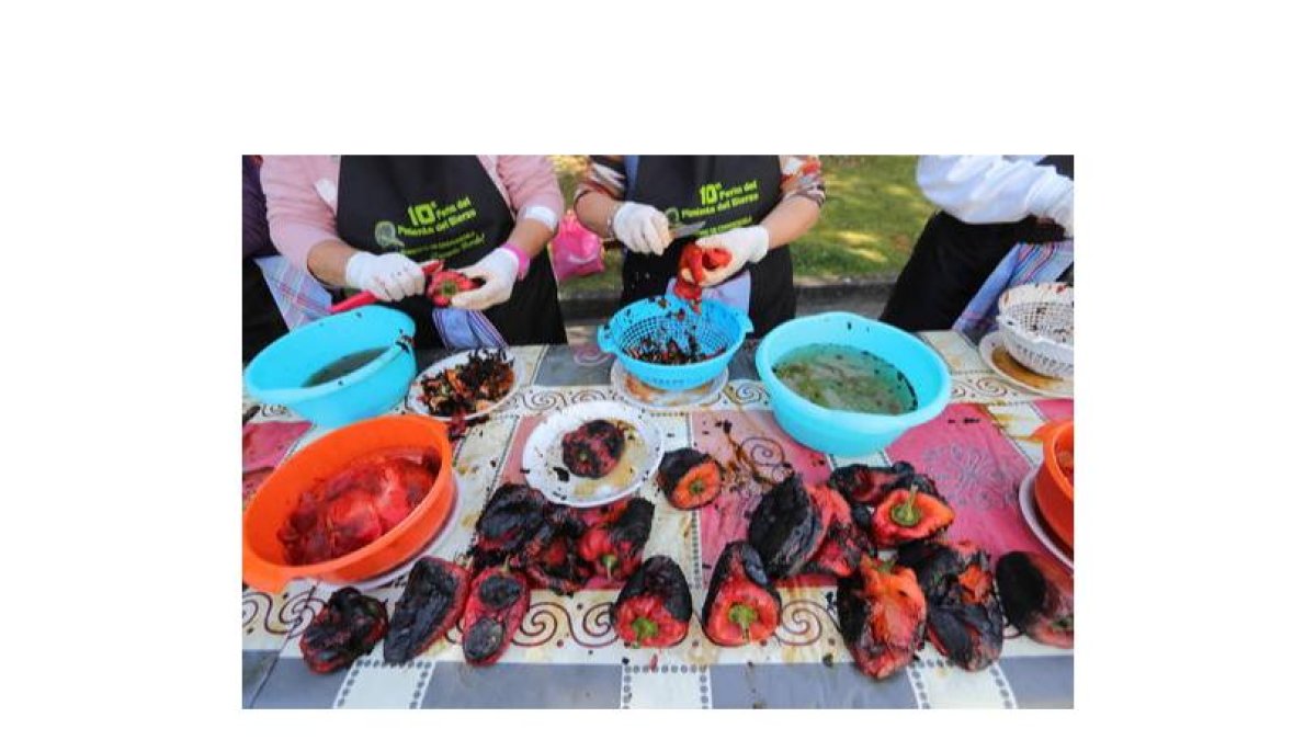 Pimientos asados en la feria agraria en Carracedelo. L. DE LA MATA