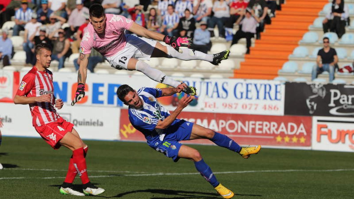 Andy, a la derecha de la imagen, pelea por la posesión del balón