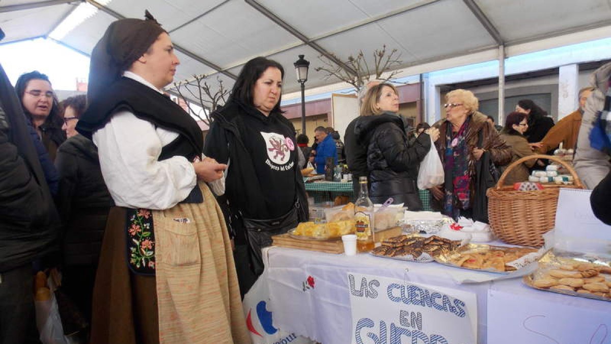 La pacífica lucha de las mujeres del carbón continúa con ardor guerrero en el mercado Ángel González Juárez, en el que no faltó la música tradicional.