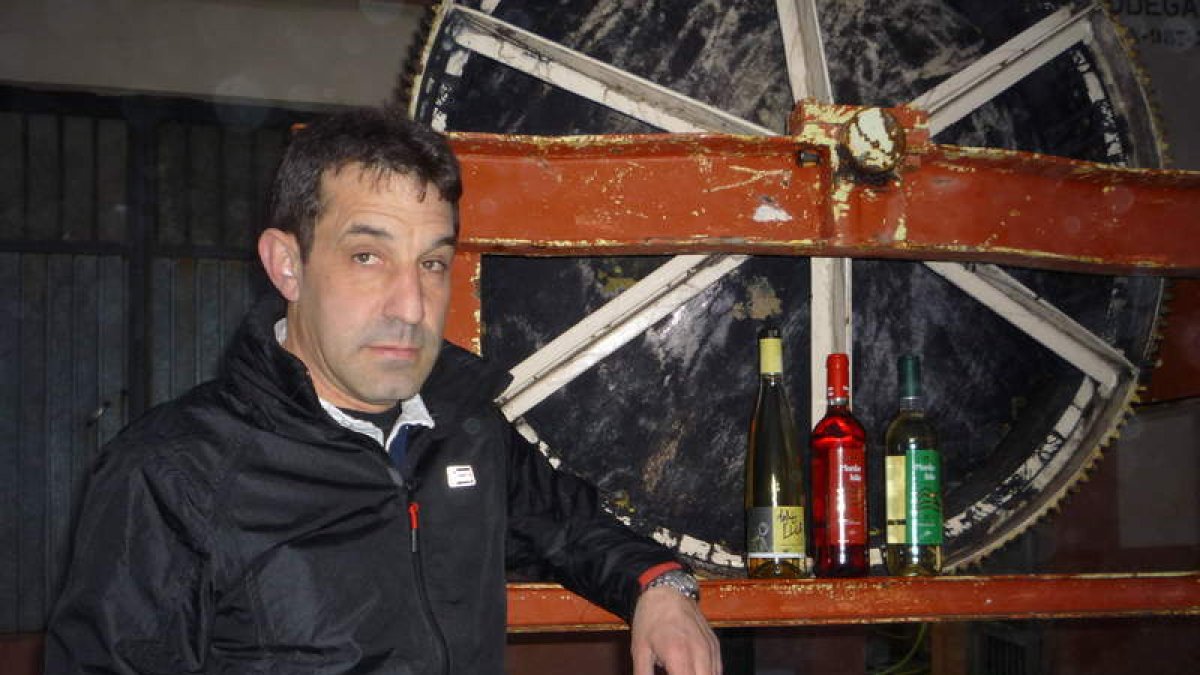 Llamas, junto a la prensa y frente a la bodega en la que desarrolla su actividaden Benazolve.