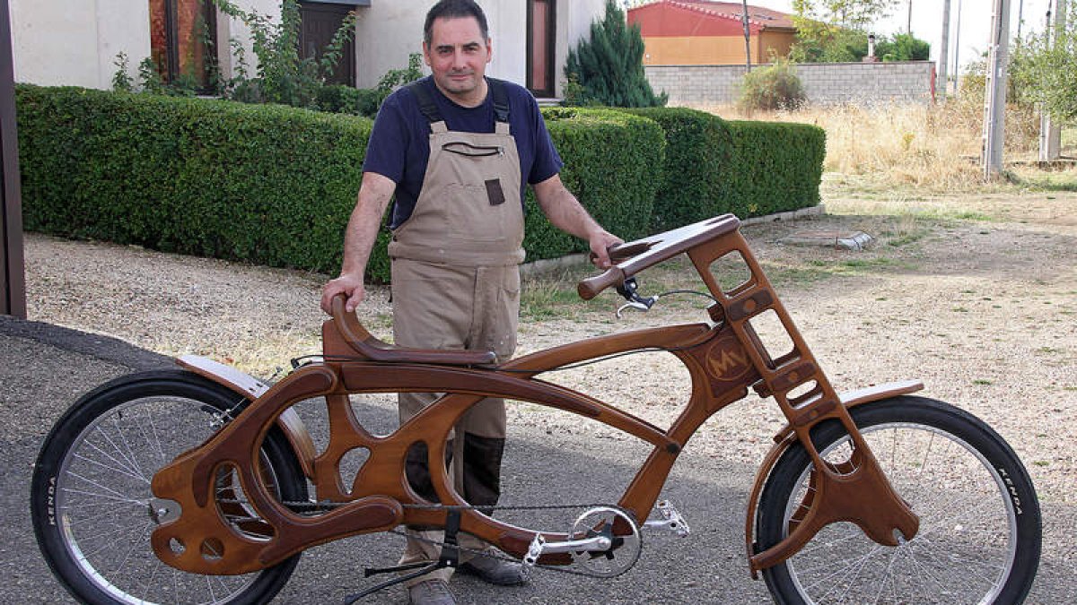 Fernando Villares, con una de sus creacciones frente a su taller en San Miguel del Camino