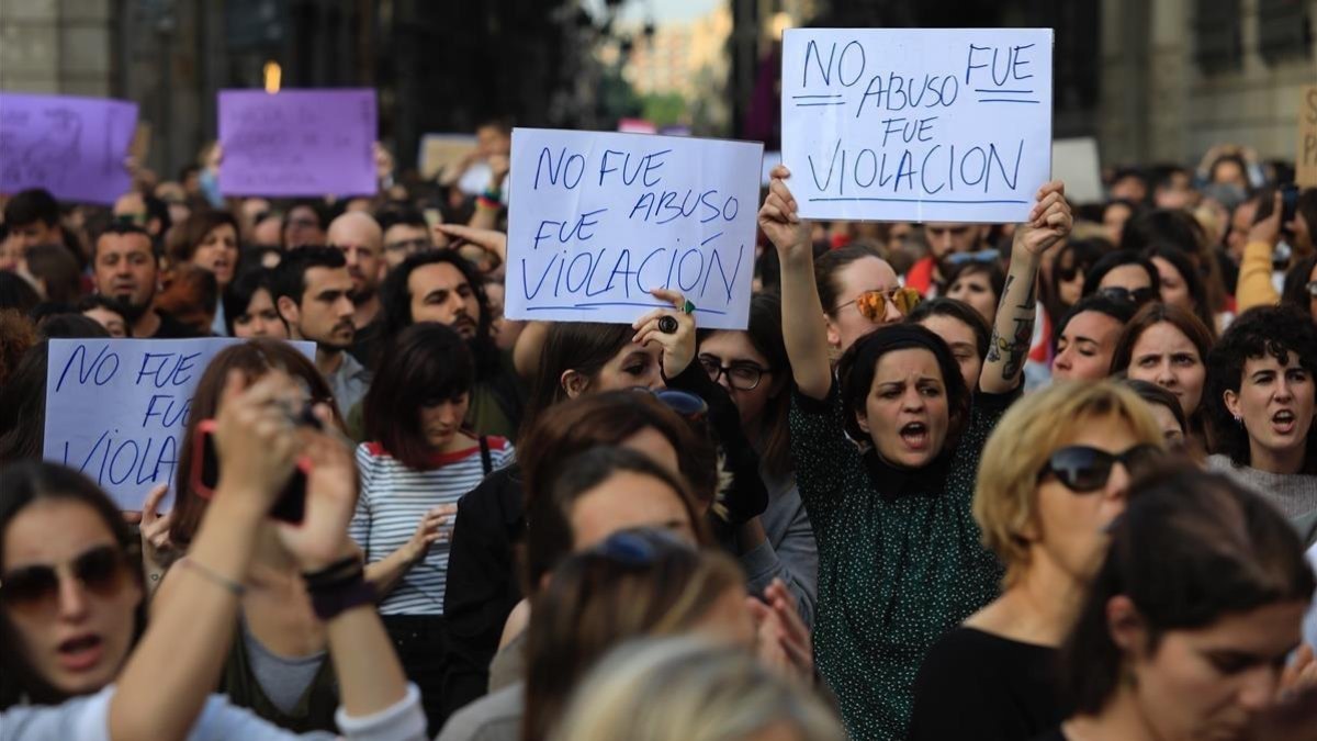 Concentración en la plaza de Sant Jaume, de Barcelona, contra la sentencia de La manada.  /