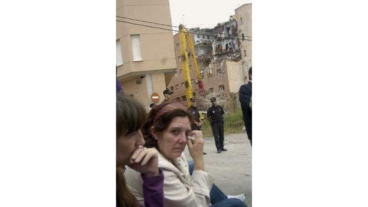 Vecinos de Lorca, durante el derribo de sus casas.