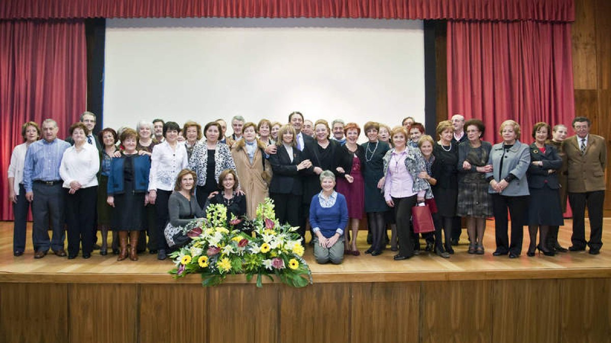 Los jubilados posan en una foto de familia.