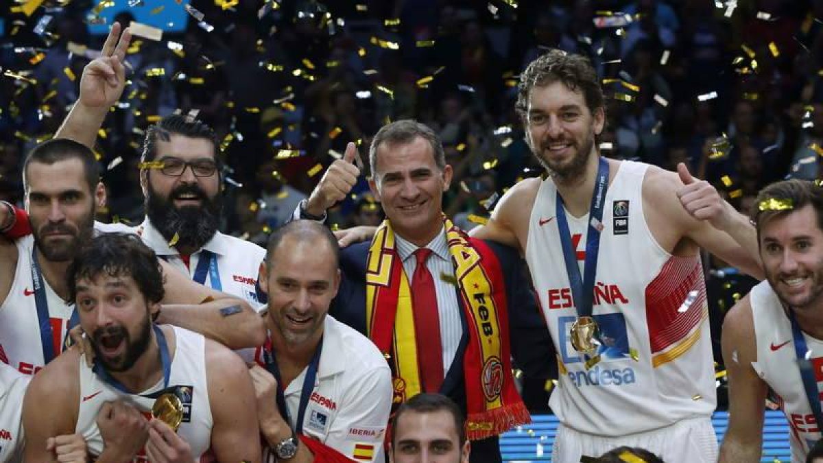 lEl rey Felipe celebra el triunfo junto a los jugadores de la selección española de baloncesto.