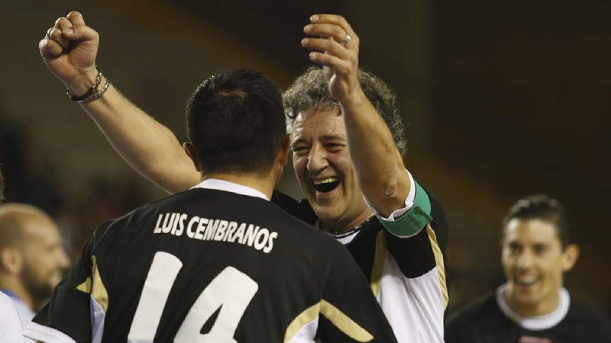 Rafa Guerrero se funde en un abrazo con Luis Cembranos