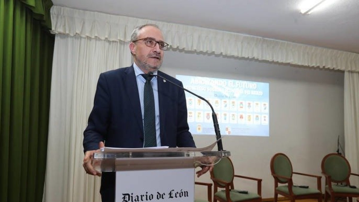 Olegario Ramón, alcalde de Ponferrada, durante su intervención en el I Congreso sobre la economía del Bierzo que organiza hoy y mañana el DIARIO DE LEÓN en Camponaraya. L. DE LA MATA