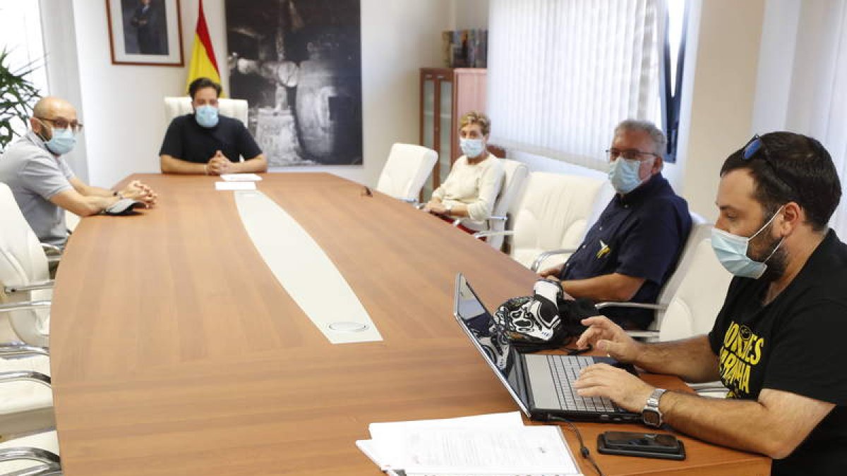 El alcalde de Villadangos con familiares de represaliados. RAMIRO