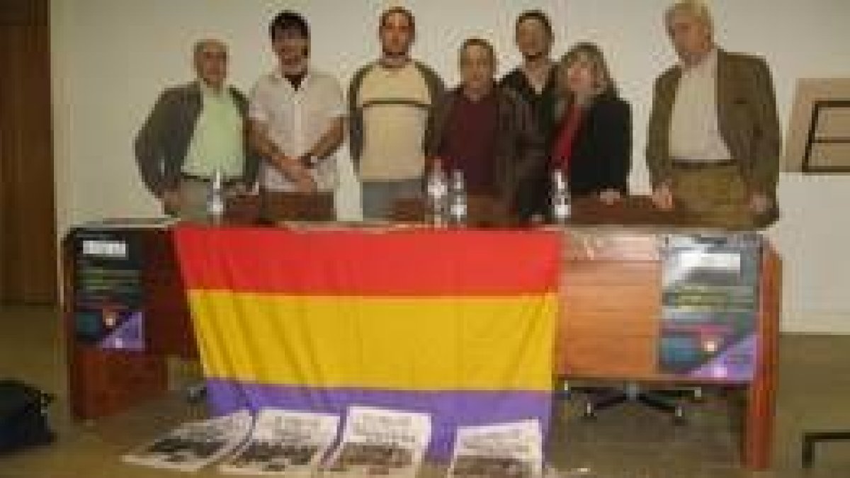 Representantes del Ateneo Republicano de Astorga posaron para la fotografía