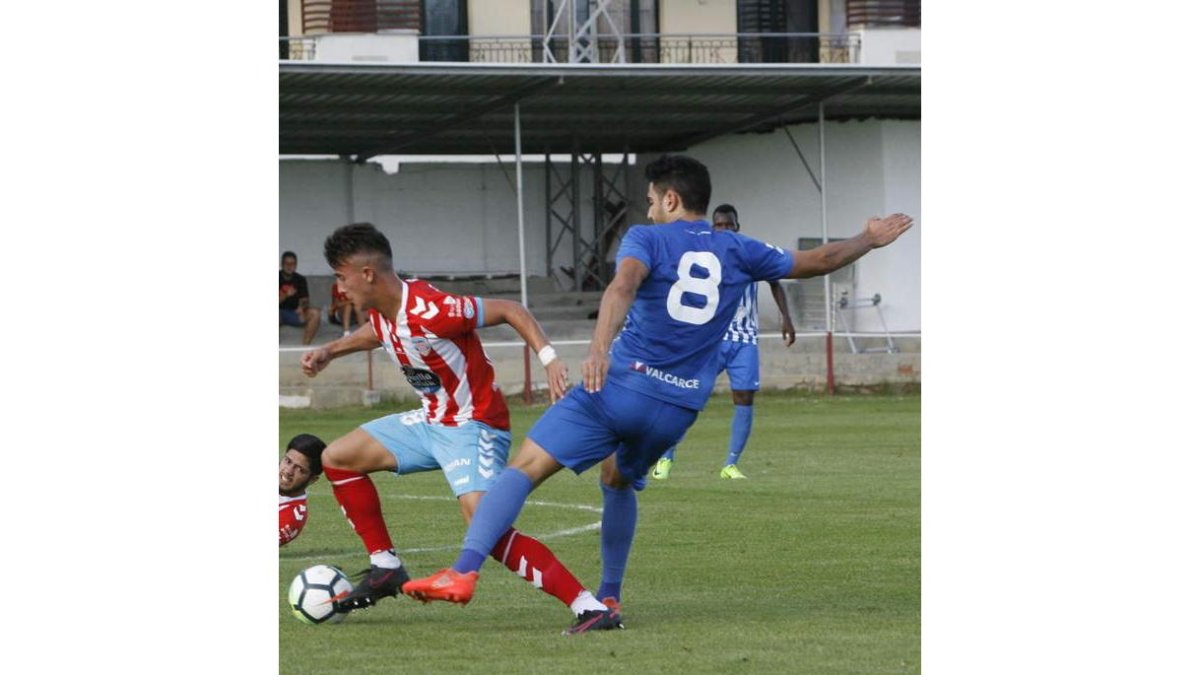 El Lugo se impuso en Foz con un gol de Cristian Herrera en el último minuto. PABLO DURÁN
