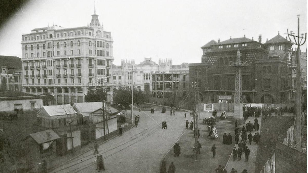 La plaza de Santo Domingo cuando aún no existía como tal, en una imagen que muestra las obras de construcción del Edificio Pallarés.
