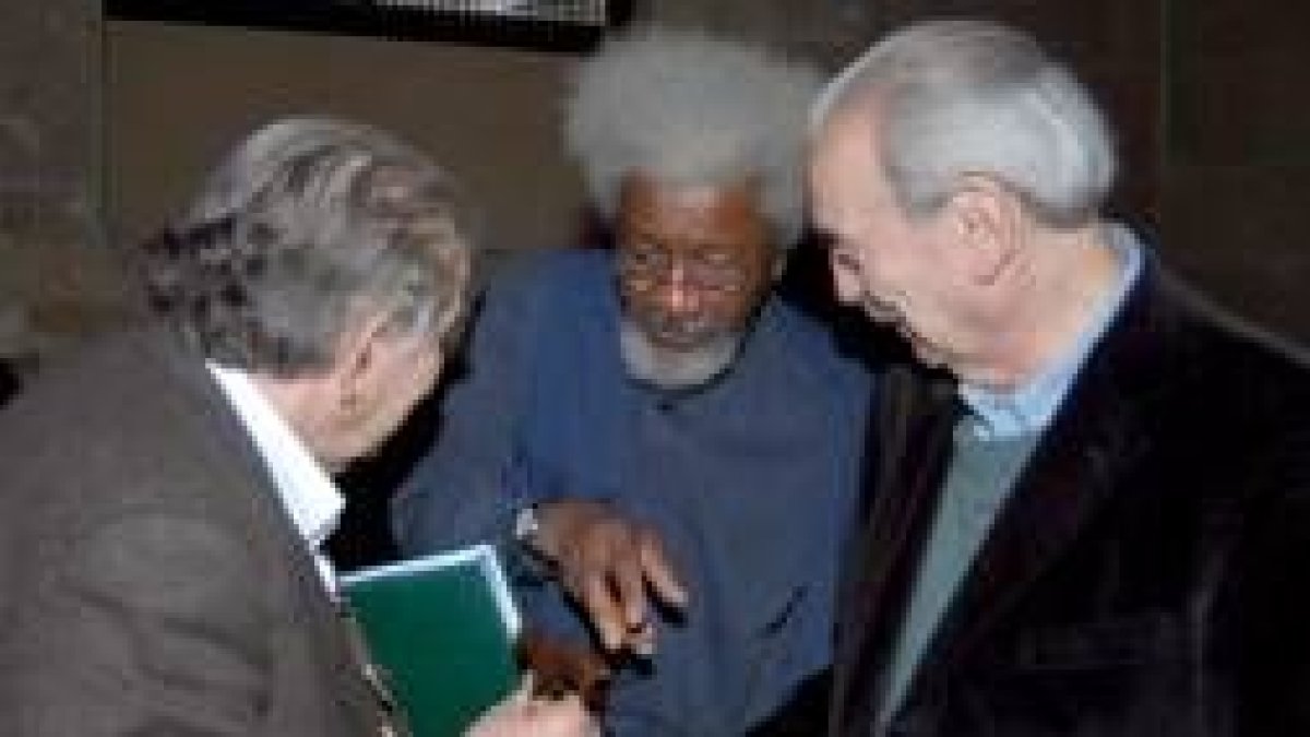 Antonio Gamoneda junto a Wole Soyinka y el poeta argentino Juan Gelman
