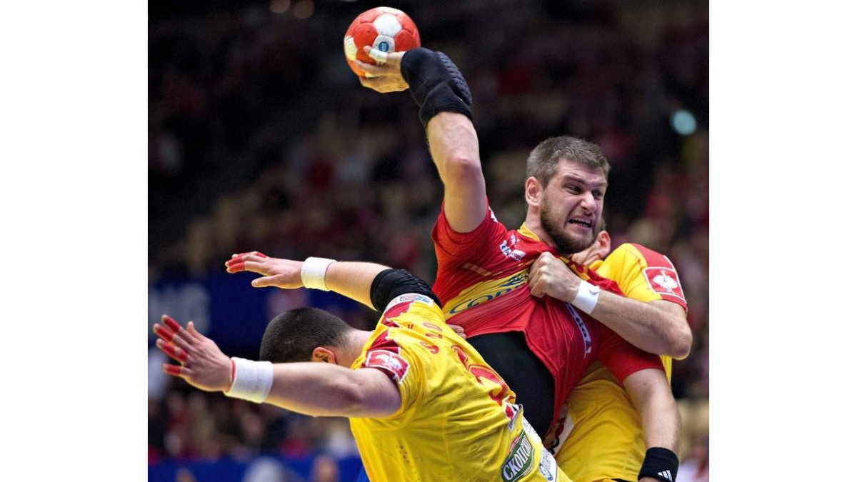El pivote de la selección española de balonmano Julen Aginagalde en acción durante el partido.