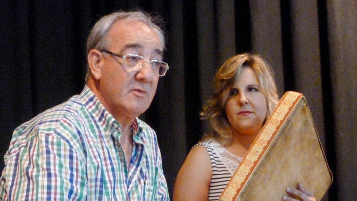El autor, César Fernández, con su hija Berta al pandeiru en una de las presentaciones. CLUB XEITU