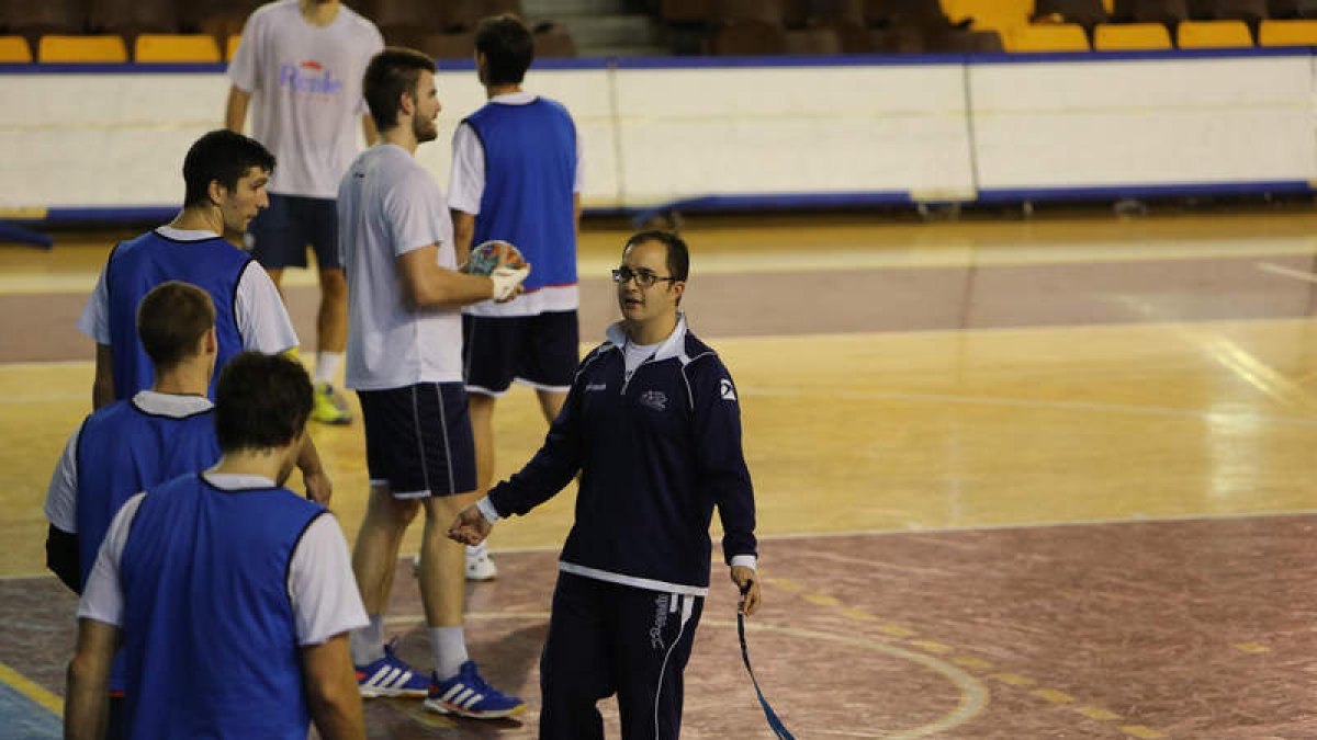 El técnico, Dani Gordo, dirigiendo un entrenamiento del Ademar en el Palacio.