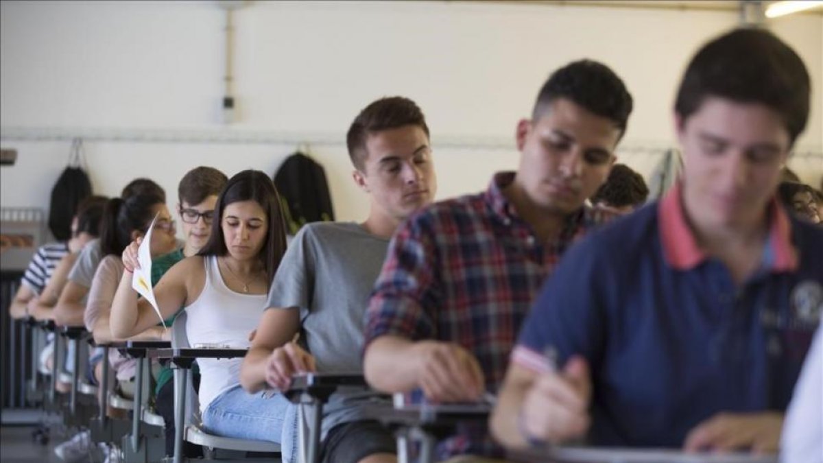 Estudiantes durante las pruebas de acceso a la universidad, en la UPC, el pasado junio.