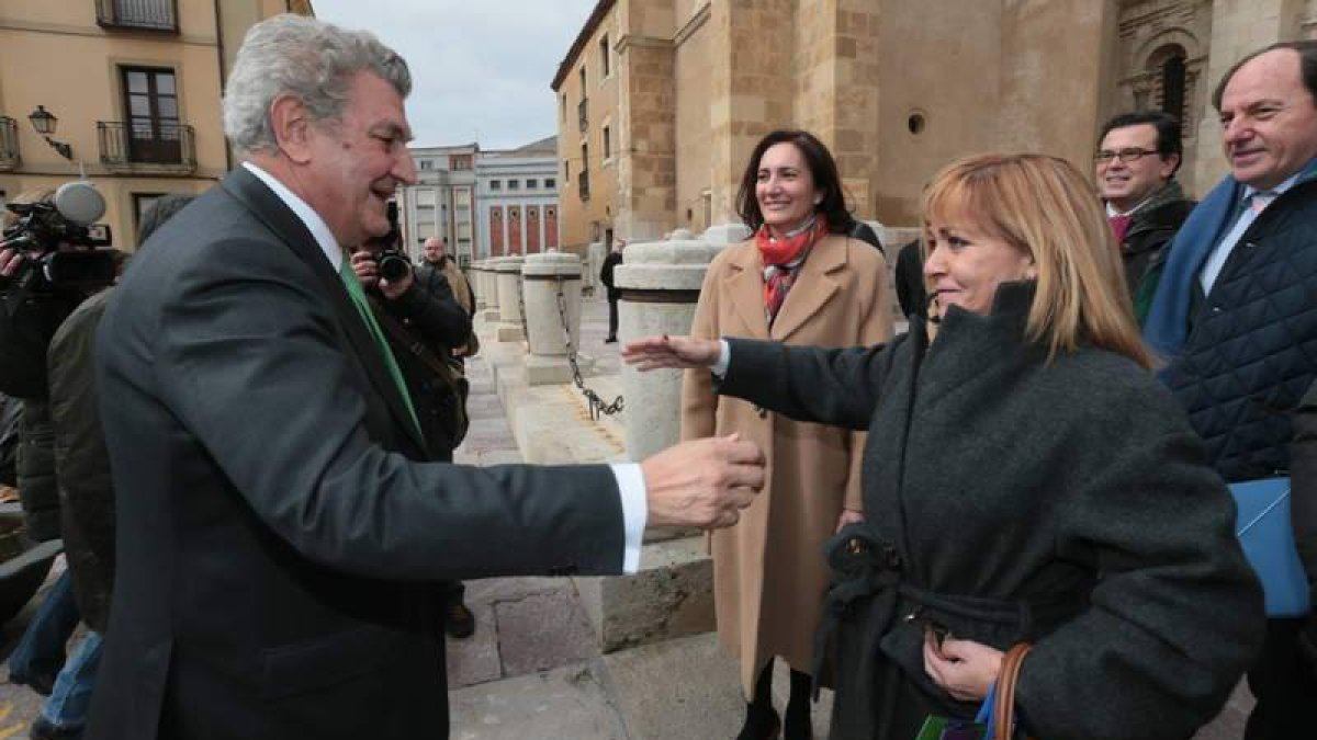 Posada saluda a Isabel Carrasco ante García Cirac, Rodríguez Sanz-Pastor y Marqués.