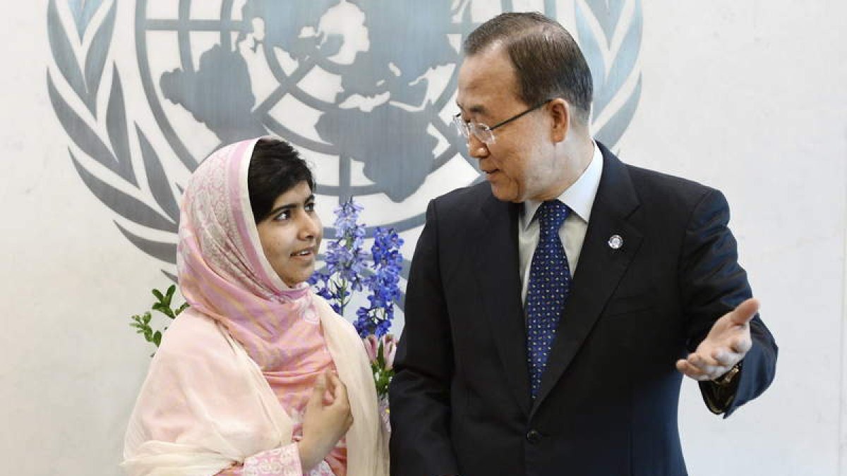 Malala Yousafzai con el secretario general de la ONU, Ban Ki-moon, cogida de su mano.