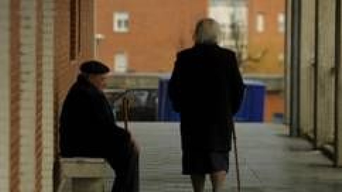 Un anciano observa a una mujer mientras pasea por una de las zonas más céntricas de La Coruña