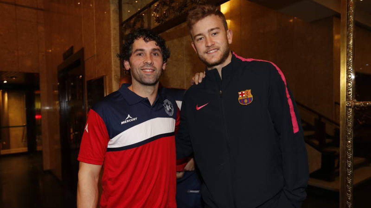 Juanín con el meta del Barça, Pérez de Vargas.