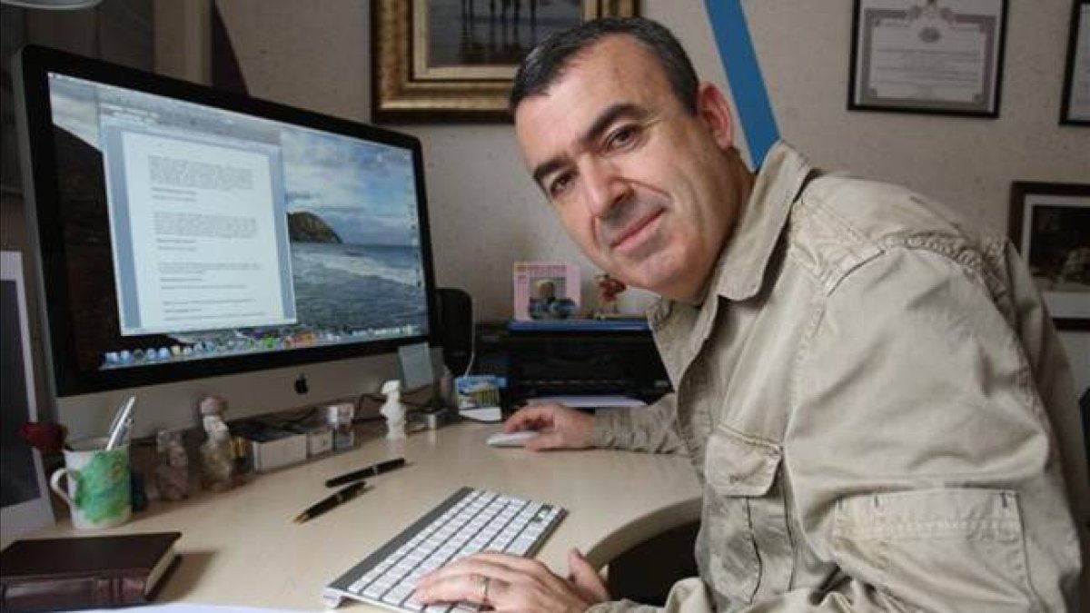Lorenzo Silva, en el estudio de su casa de Viladecans.