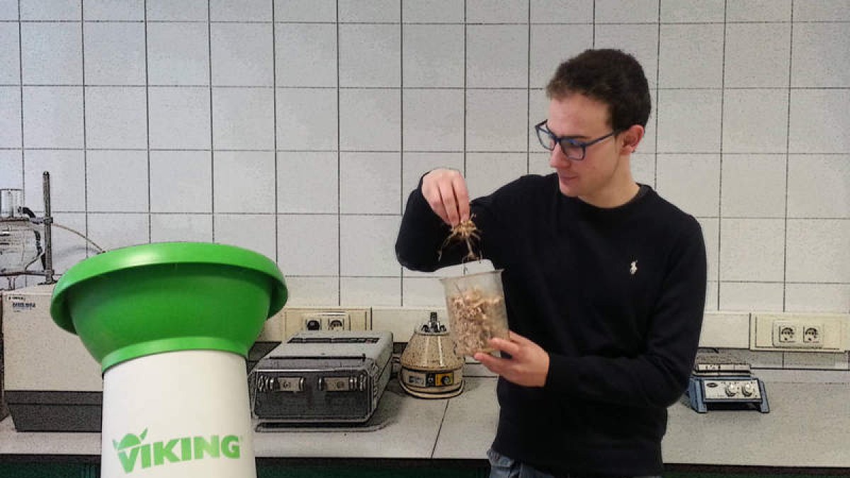 Sergio Paniagua, en su laboratorio.