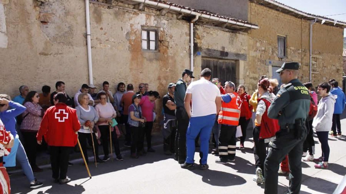 Agentes de la Guardia Civil durante el operativo desplegado con motivo de la desparición del anciano.
