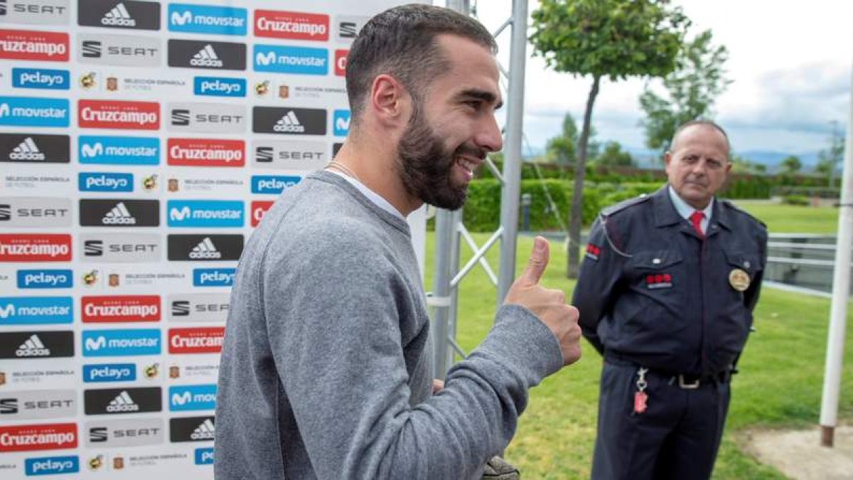 Carvajal levanta el pulgar a su llegada a la Ciudad del Fútbol de Las Rozas para concentrarse con la selección española. RODRIGO JIMÉNEZ