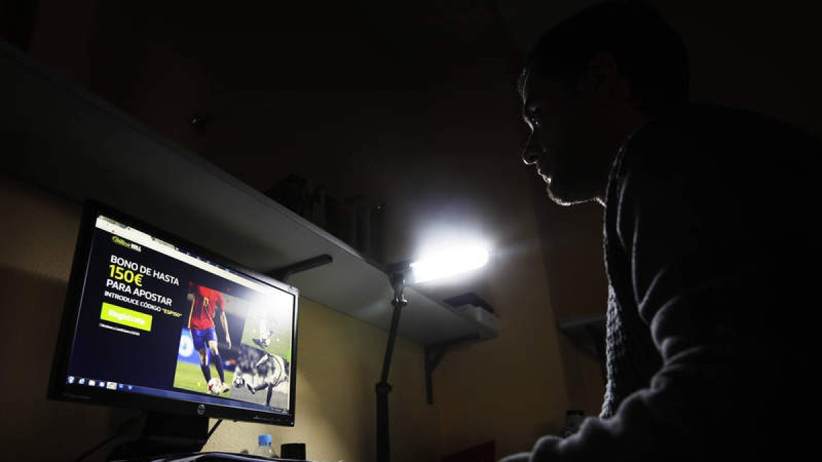 El uso de la red para jugar online y realizar apuestas es uno de los riesgos presentes. JESÚS F. SALVADORES
