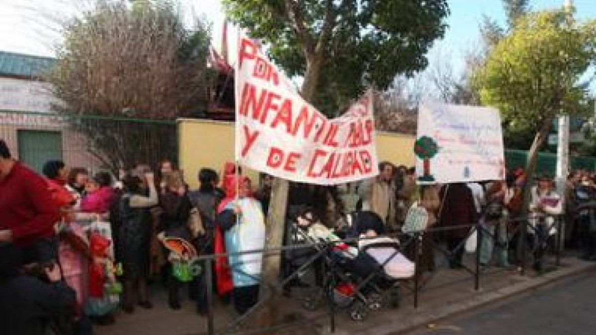 Los padres se concentraron frente al centro Parque de los Reyes