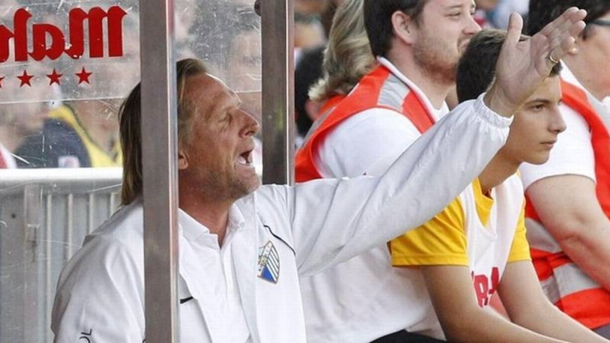 Bernd Schuster da órdenes en el Vicente Calderón.