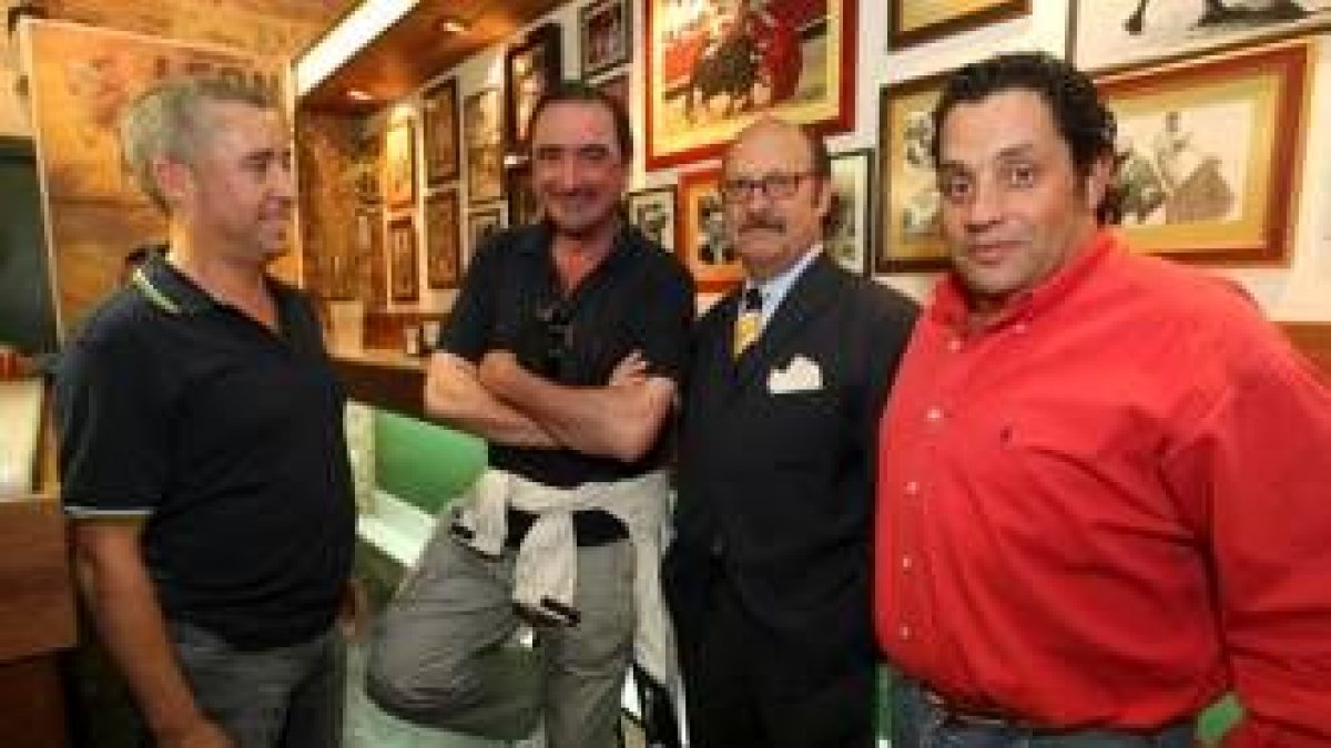 Herrera hizo un alto en el Camino. En la imagen, con Javi Camarote y unos amigos