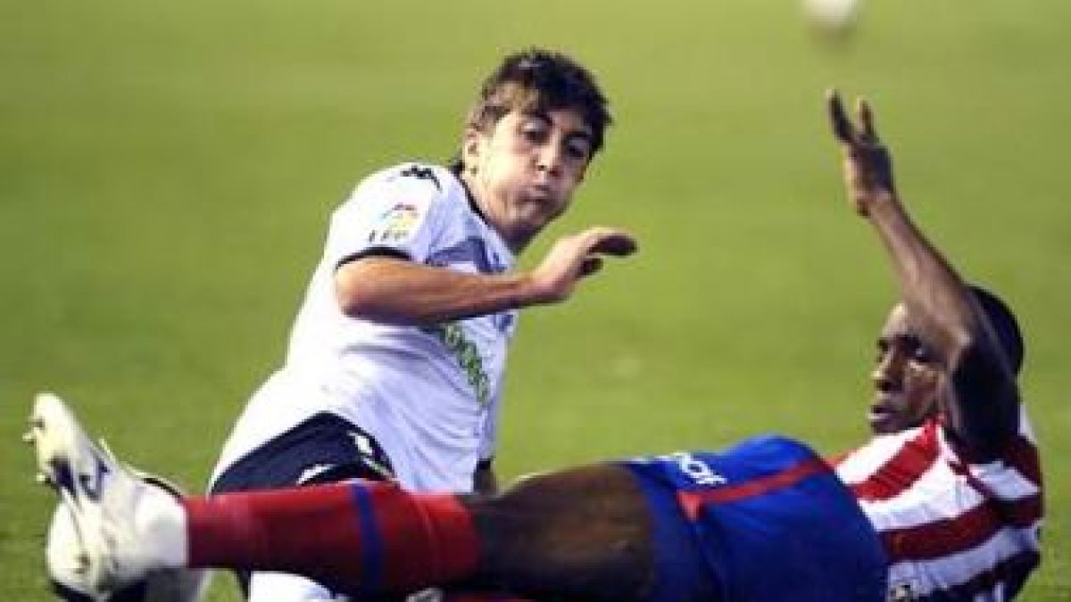 Pablo Hernández, a la izquierda, ante el atlético Perea.