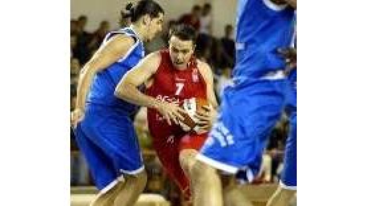 El base Borja Larragán supera a su pareja para penetrar hacia la zona de La Palma